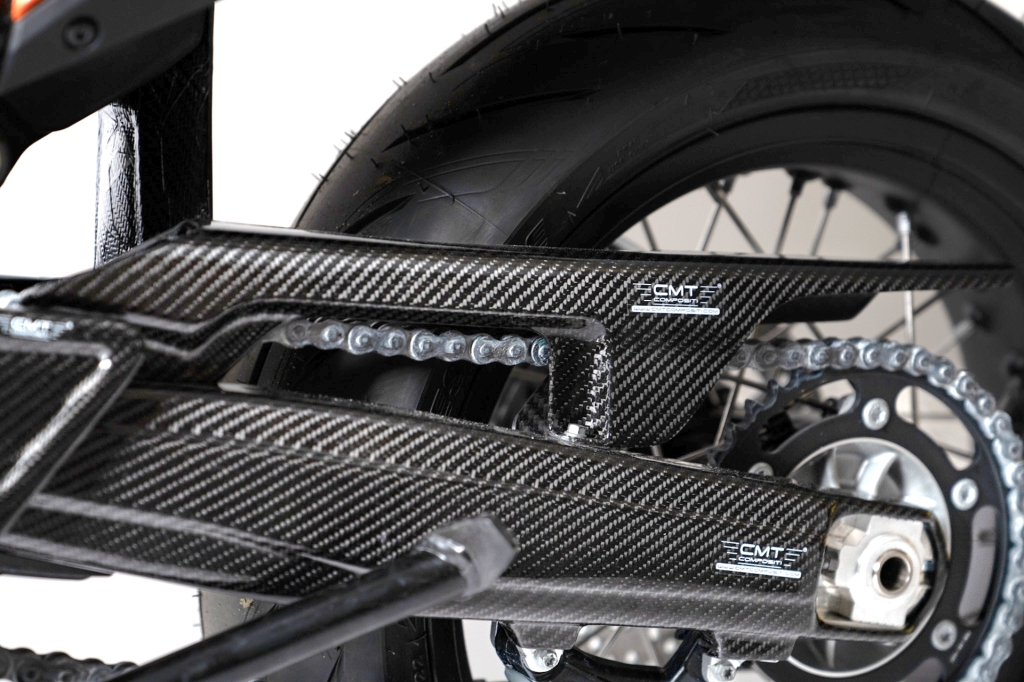 Carbon Schwingenschutz passend für KTM 690 SMC R / KTM 690 Enduro R – Bild 2